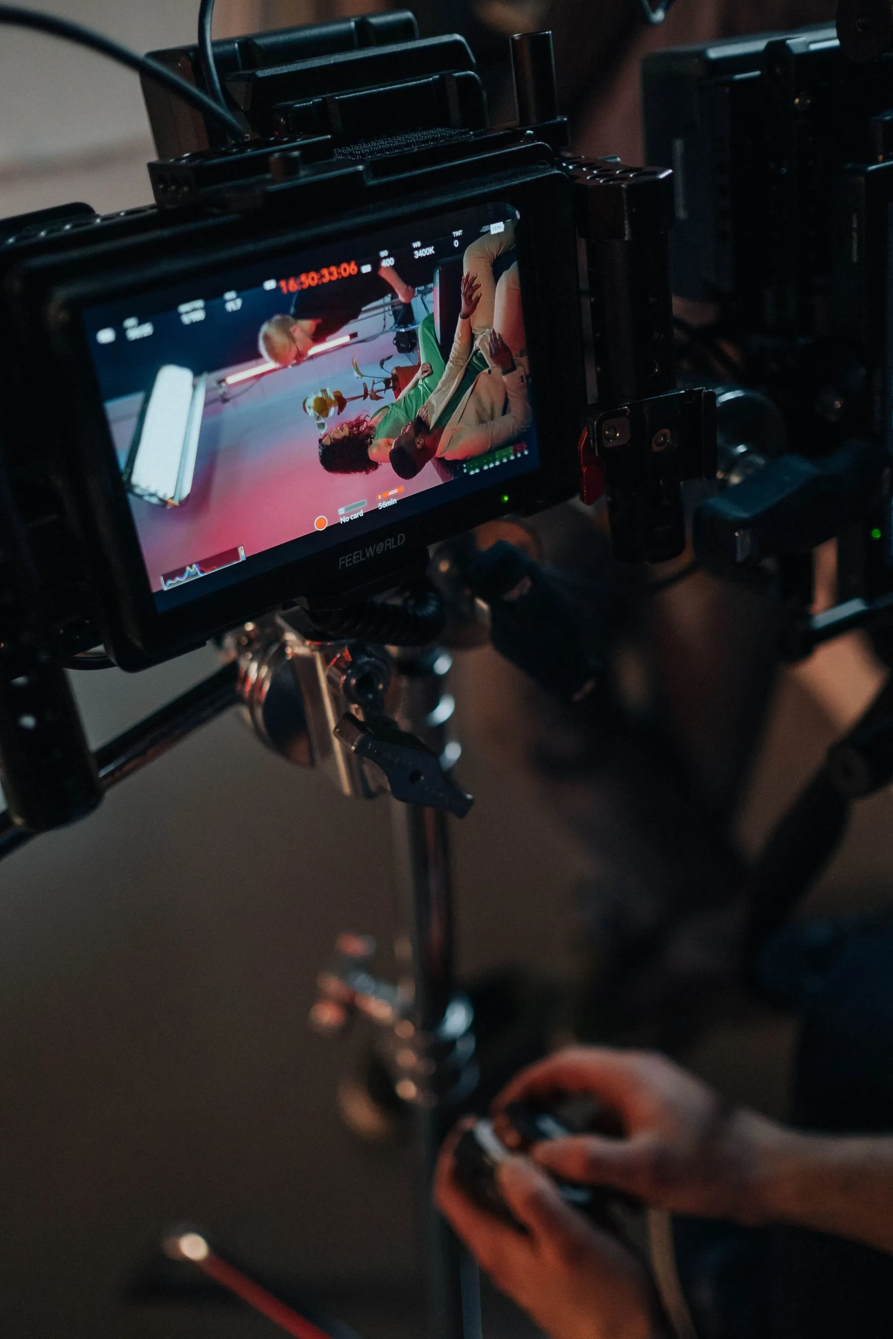 Sinema kamerası lensi yakın plan — reklam filmi prodüksiyonu