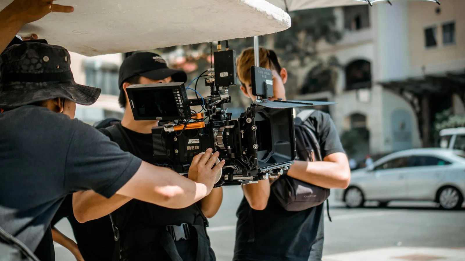 Sokakta sinema kamerasıyla çalışan film ekibi — tanıtım filmi çekimi