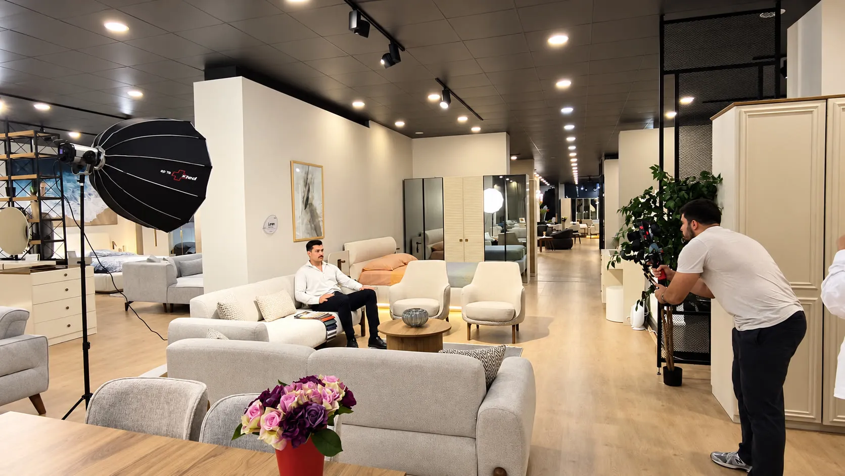 Mobilya mağazasında softbox ışıkla kurulan çekim seti