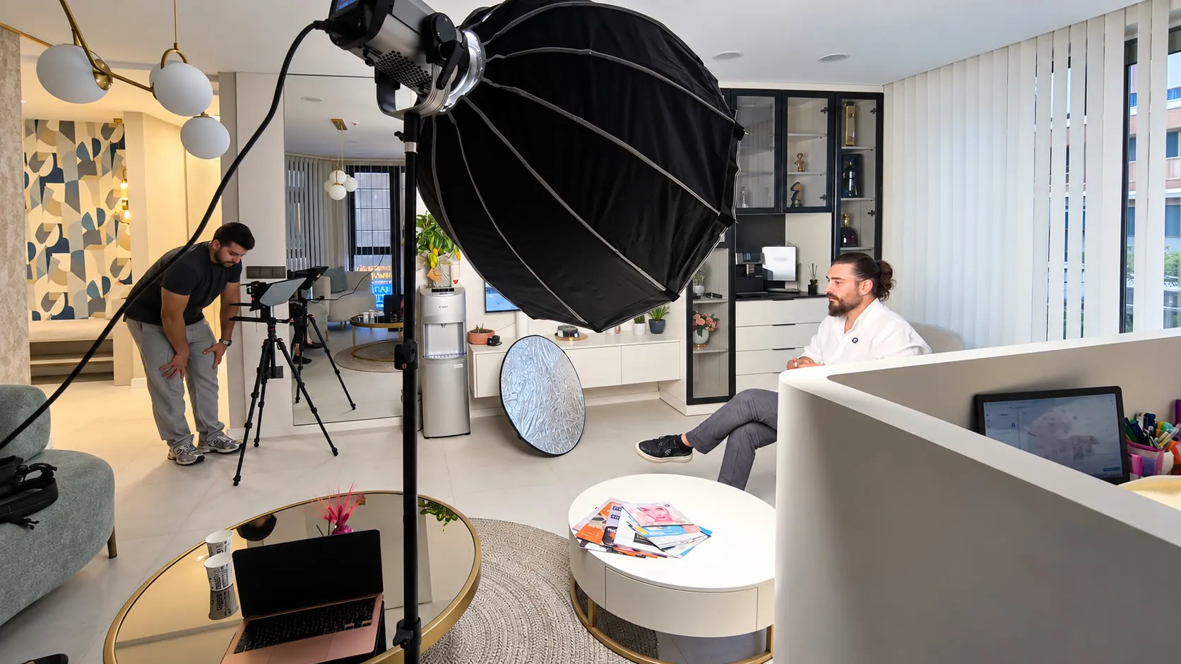 Ofiste röportaj öncesi softbox ve kamera kurulumu