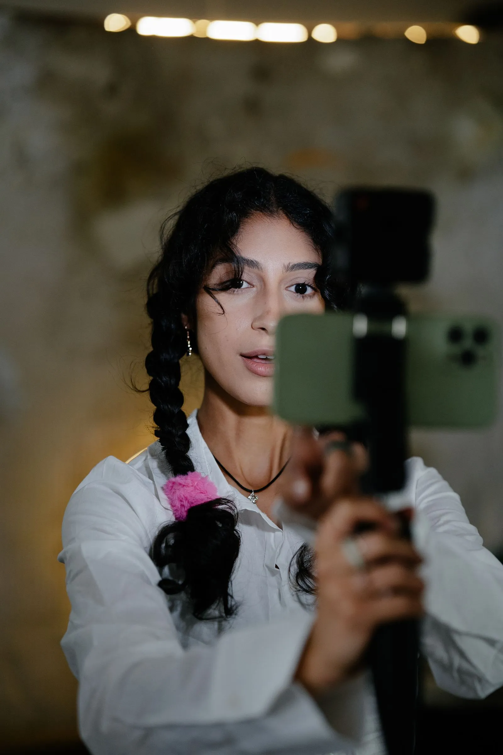 Gimbal üzerinde telefonla dikey video çeken içerik üreticisi